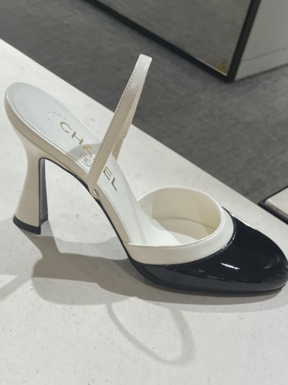 LOOKING FOR THIS SHOE IN A 35, 35.5 OR 36 🙏
